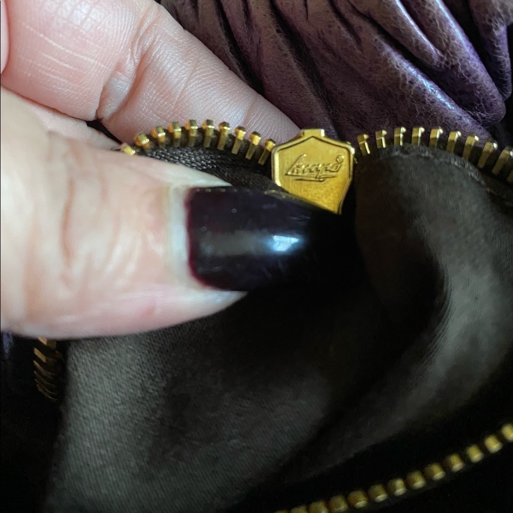 πGorgeous Miu Miu hobo bag in distressed purple leather. - Picture 4 of 12